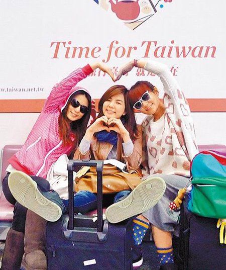 Selina护照夹带卫生护垫 返台通关出糗超尴尬