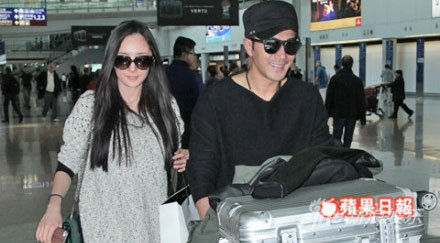 刘恺威与杨幂由北京返港