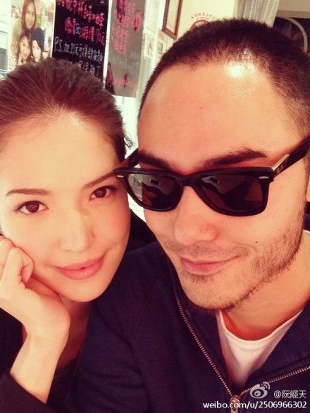 阮经天与女友许玮宁恩爱照