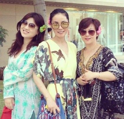 王菲晒新年花裙照