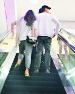 黄宗泽与戚薇草丛缠绵被拍 内地拍戏风流勾女(组图)