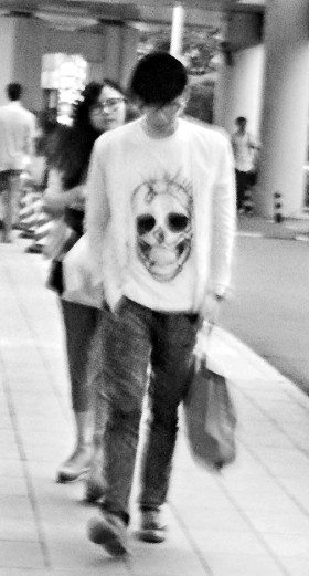 黄宗泽与戚薇草丛缠绵被拍 内地拍戏风流勾女(组图)