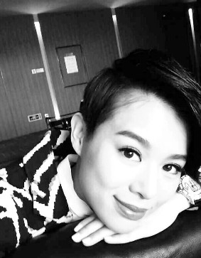 黄宗泽与戚薇草丛缠绵被拍 内地拍戏风流勾女(组图)