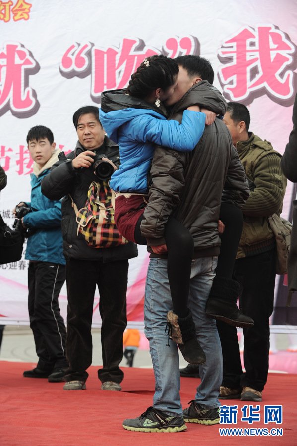 组图：青岛接吻大赛情侣拼技巧体位 儿童围观拍照