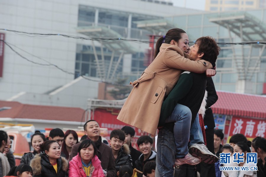 组图：青岛接吻大赛情侣拼技巧体位 儿童围观拍照