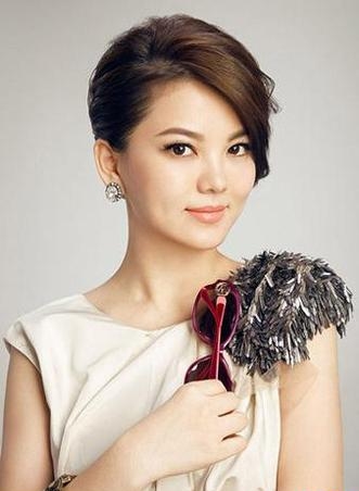 央视李思思靠男友登台 揭众多美女主持人的上位史