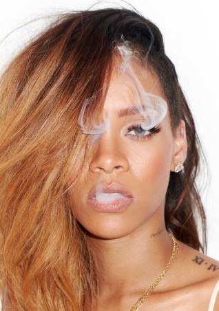 蕾哈娜咬指吞烟露性感纹身 俯身秀半球(组图)