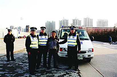 逃犯以为民警放假上街透风 被追一公里累瘫