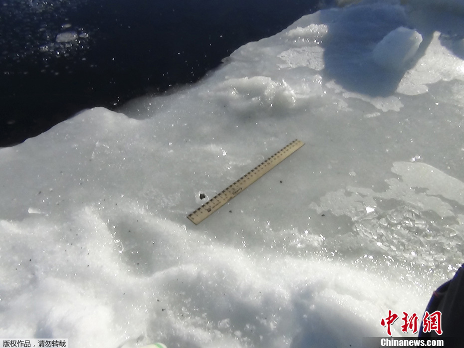 陨石坠入俄罗斯湖中形成巨大冰洞