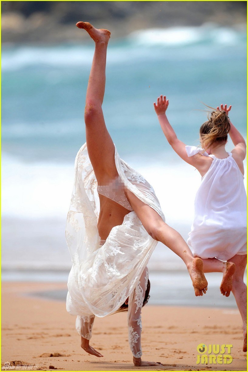 超模米兰达倒立露底裤