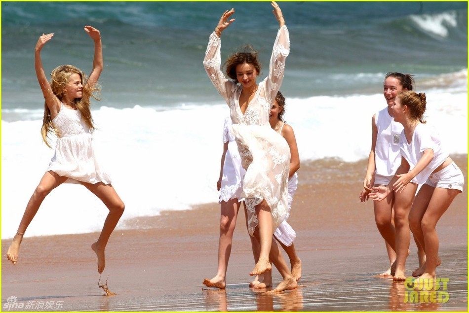 超模米兰达倒立露底裤