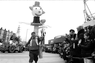 北京欢乐谷,外国小丑与观众互动。春节黄金周最后一天,不少市民都抓紧时间享受这即将过完的假期。本报记者胡雪柏摄