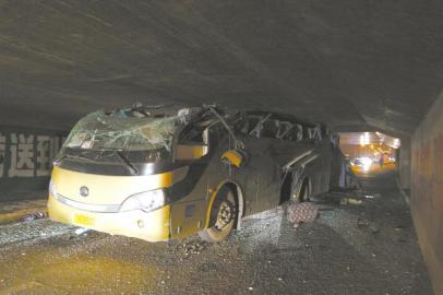 事发现场,客车车顶被掀翻。摄影张玉