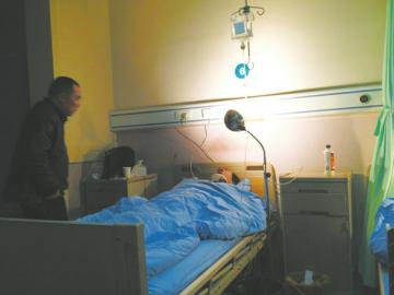 伤者在医院接受治疗。摄影胡旭阳