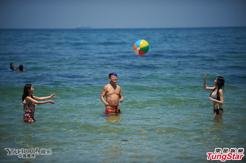 63岁陈百祥旅游照曝光 与嫰模戏水露大肚腩