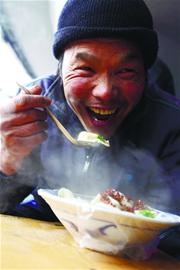 记者昨跟访38岁外来工老周他边打零工边找活一天限额花销30元梦想年底攒下3万元带回安丘老家