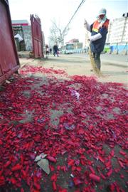 幼儿园开业放开门炮 千头炮炸出20米垃圾带 幼儿园开业放开门炮 千头炮炸出20米垃圾带