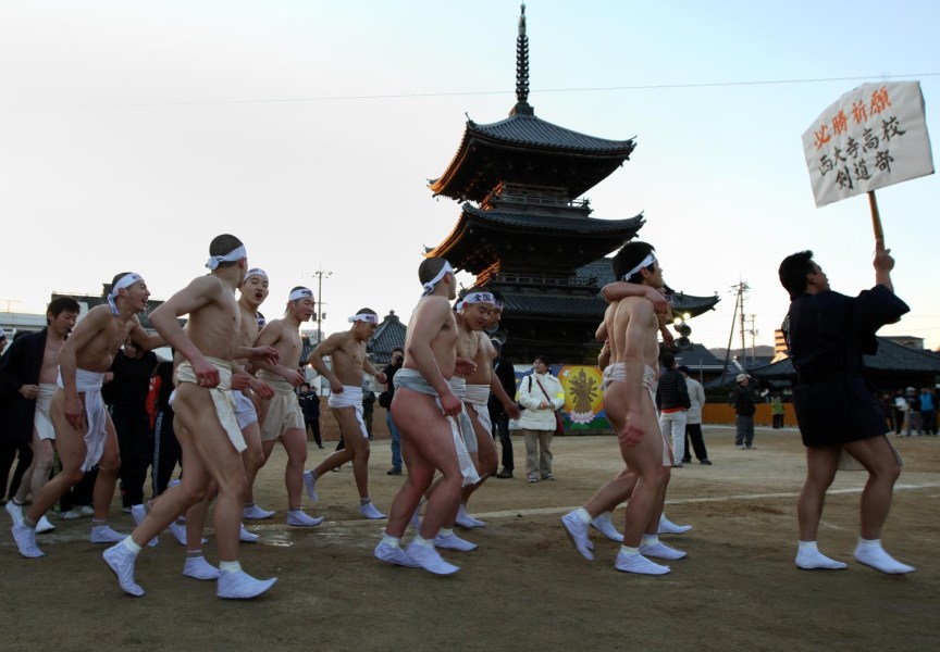 日本冈山裸体节开幕 约9千男女赤身入冰水