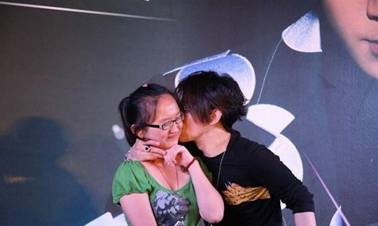 揭与粉丝玩暧昧男星：刘谦献热吻 陈奕迅邀歌迷开房