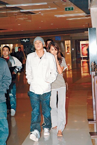 揭与粉丝玩暧昧男星：刘谦献热吻 陈奕迅邀歌迷开房