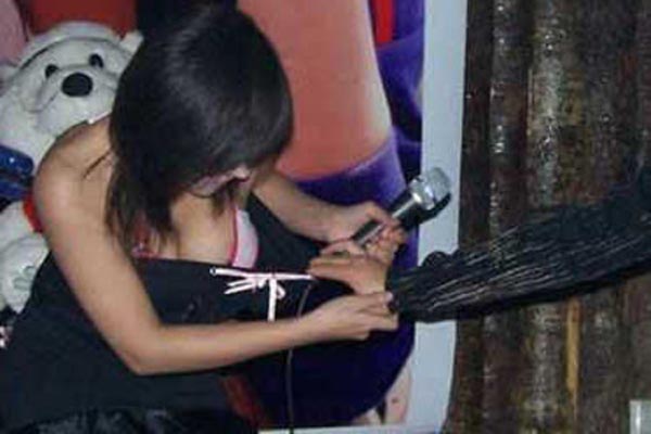 女学生的胆子到底有多大？