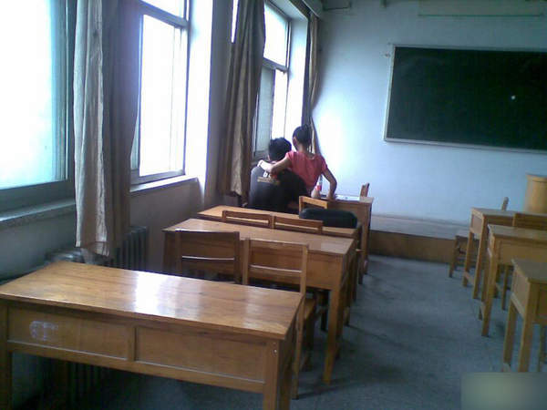 女学生的胆子到底有多大？