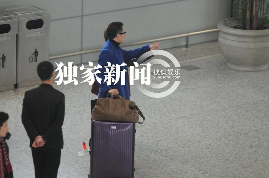 每日追星：邓超摩登范与孙俪机场秀恩爱 马伊琍豪车独自接女