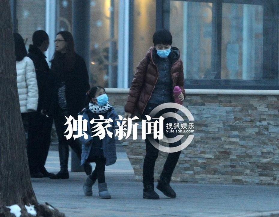 每日追星：邓超摩登范与孙俪机场秀恩爱 马伊琍豪车独自接女