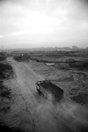 渭河西安段是西安市最大的过境河，有着“绿肺”的称号，但在挖沙以及污染的双重影响下，如今极尽悲凉，干枯的河床已被来往的拉沙车碾出了路，图为拉沙车行驶在渭河河床，掀起灰尘一片