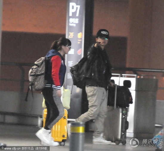 近日，张杰谢娜一同出现在上海虹桥机场。 　　