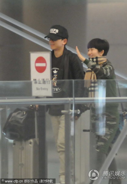 近日，张杰谢娜一同出现在上海虹桥机场