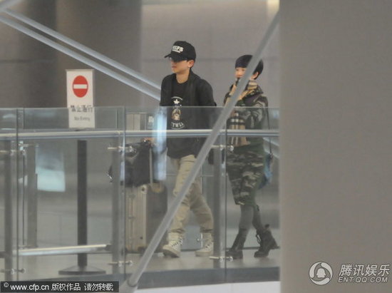 近日，张杰谢娜一同出现在上海虹桥机场