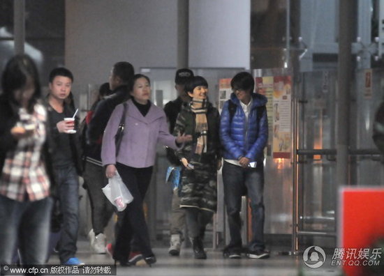 近日，张杰谢娜一同出现在上海虹桥机场