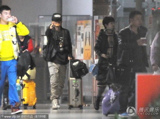 近日，张杰谢娜一同出现在上海虹桥机场