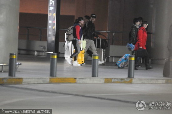 近日，张杰谢娜一同出现在上海虹桥机场