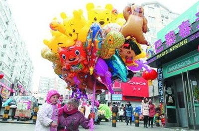 氢气球遇火爆炸女童烧伤 堪称街头流动炸弹 