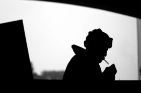 2月17日，长沙市内一桥洞下，76岁的徐辉（化名）点燃一支烟。他刚刚卖完14斤废品，赚了整整4块钱。