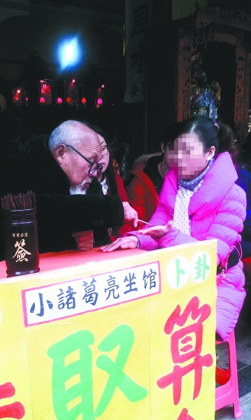 归元寺外“大师”云集 忽悠众香客“随缘”