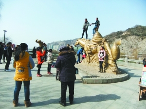 位于南滨河路的西游记雕塑是兰州的一处文化景点，然而，游客肆意践踏景点雕塑，甚至爬上唐僧师徒头顶拍照留影，让人遗憾。