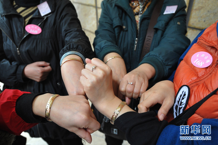 内地游客赴港旅游被珠宝店“软禁”受辱