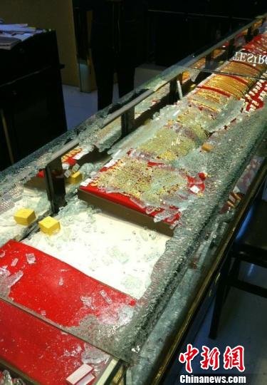 江苏泰州金鹰老凤祥金铺柜台被砸黄金被劫(图)