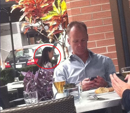 梁洛施隐居加拿大低调出街 双胞胎儿子已会走路