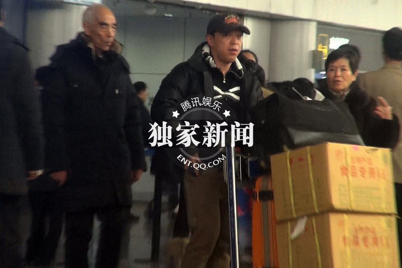 “吸金帝”黄渤接父母抵京亲自推行李 遇粉丝配合拍照