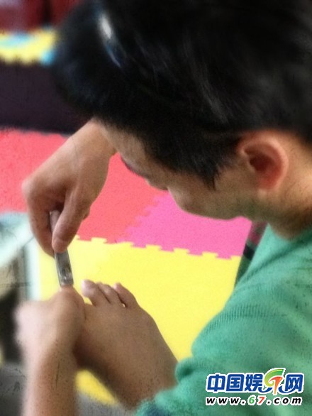 张晋给蔡少芬剪指甲