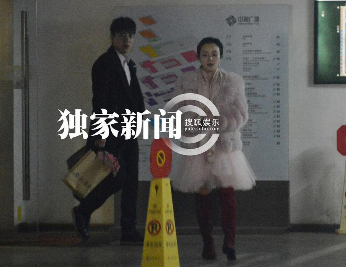 每日追星：贾乃亮李小璐携女外出排场大 张雨绮隔口罩热吻王全安