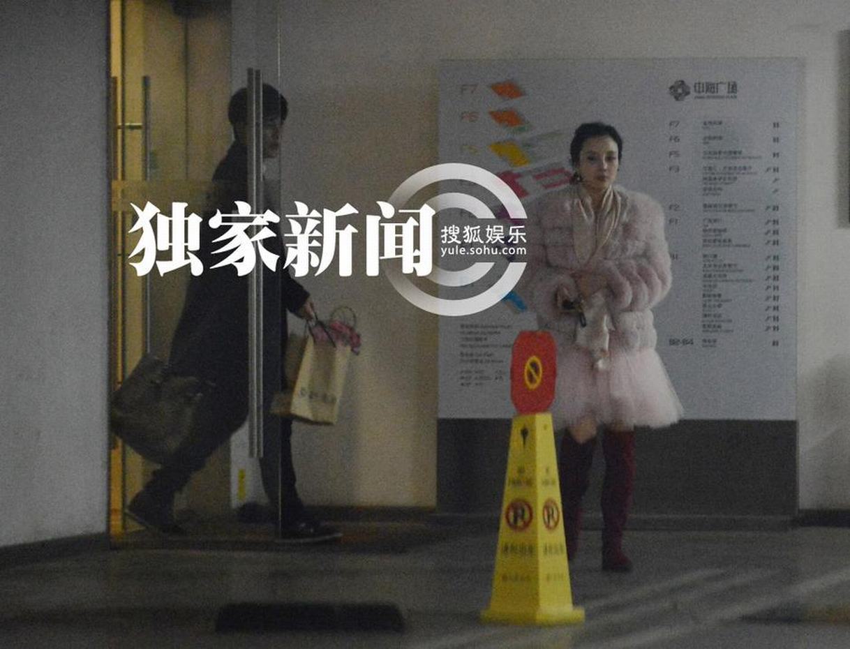 每日追星：贾乃亮李小璐携女外出排场大 张雨绮隔口罩热吻王全安