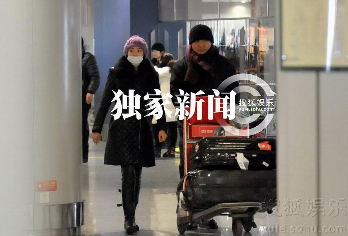 每日追星：贾乃亮李小璐携女外出排场大 张雨绮隔口罩热吻王全安