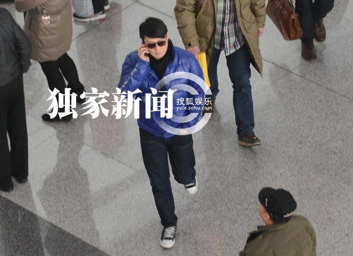 黎明穿亮色羽绒服抵京 机场无人识摘墨镜找自信