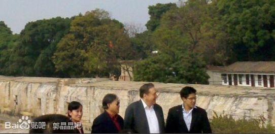 郭晶晶霍启刚情人节逛虎门炮台 身材扁平无孕相