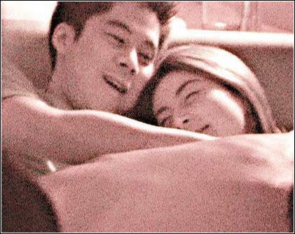 郭晶晶霍启刚情人节逛虎门炮台 身材扁平无孕相